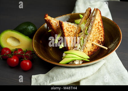 Blick von oben auf die gesunde Sandwich Toast mit Salat, Schinken, Käse und Tomaten auf einer hölzernen Hintergrund Stockfoto