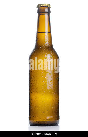 braune Bierflasche mit Tropfen isolierten auf weißen Hintergrund Stockfoto