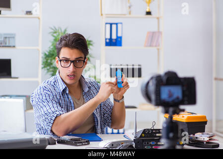Vlogger Recording Computer Reparatur auf Kamera für Vlog Blog Stockfoto