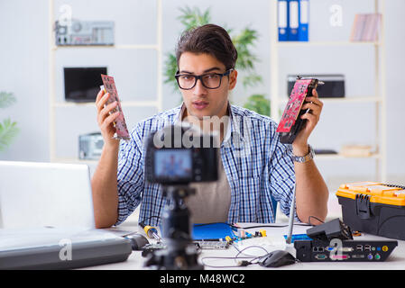 Vlogger Recording Computer Reparatur auf Kamera für Vlog Blog Stockfoto