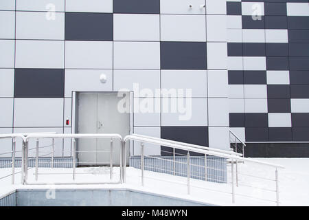 Industrial warehouse moderne Fassade mit Tür und Schritte Stockfoto