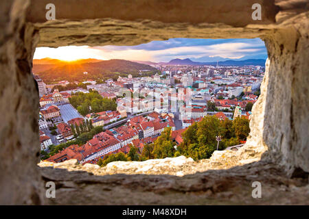 Ljubljana Sonnenuntergang durch Stein Fenster Luftbild Stockfoto