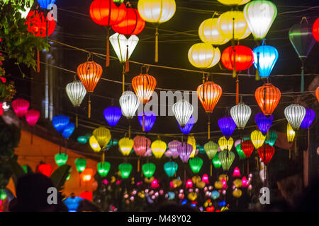 Papierlaternen leuchten auf den Straßen von Hoi An, Vietnam Stockfoto