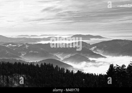 Mummelsee Blick über den winterlichen Schwarzwald Schwarz und Weiß Stockfoto