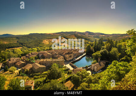 Toskana, Santa Fiora mittelalterliches Dorf und Turm. Monte Amiata, Grosseto, Italien, Europa Stockfoto