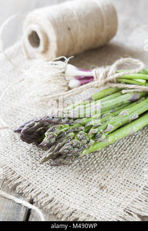 Reihe von frischen grünen Spargel auf den Tisch Stockfoto