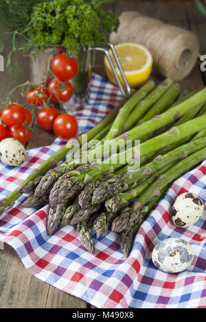 Reihe von frischen grünen Spargel auf den Tisch Stockfoto