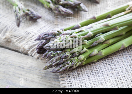 Reihe von frischen grünen Spargel auf den Tisch Stockfoto