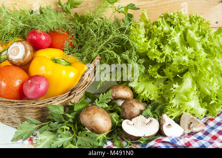 Frisches Gemüse mit Wassertropfen im Korb abgedeckt Stockfoto