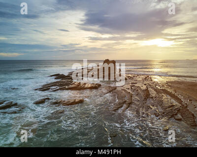 Sonnenuntergang am Meer Küste in Nicaragua Luftaufnahme. Landschaft im Pazifischen Ozean Stockfoto