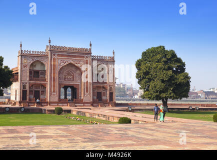 Tor zu Itmad-Ud-Daulah's Tomb (Baby Taj) (17. Jahrhundert) in Agra Stockfoto