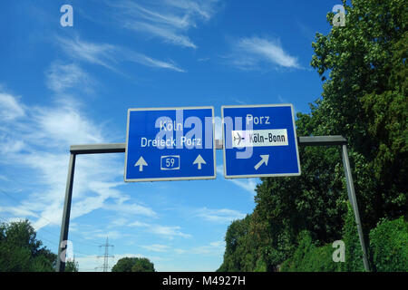 Hinweisschild Autobahnkreuz koel Porz, Flughafen Koeln - Bonn Stockfoto