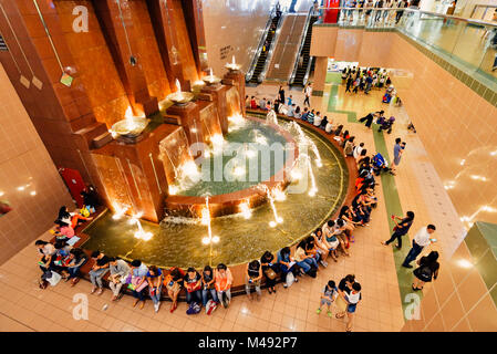 Singapur Ngee Ann City Shopping Mall. Käufer mag zu sammeln und um den Brunnen im Keller sitzen ein Rest von ihren Einkaufen zu nehmen. Stockfoto