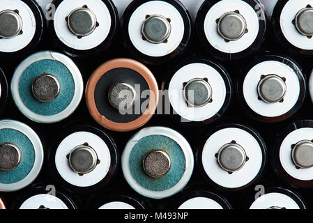 Strom Batterien Größe AA Hintergrund Nahaufnahme. Reihe von runden Batterien Ansicht Oben Stockfoto