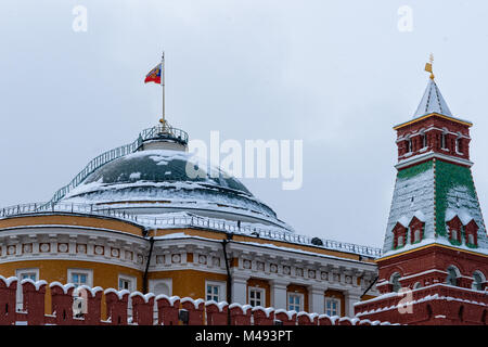 Der Moskauer Kreml Mauer, Senat Turm, Kuppel der Senat Gebäude mit dem Präsidenten der Russischen Föderation standard Flagge oben. Kühlen winter Tag Stockfoto