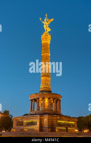 Die Siegessäule in Berlin bei Nacht Stockfoto