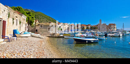 Komiza auf der Insel Vis vom Strand und der Stadt. Stockfoto