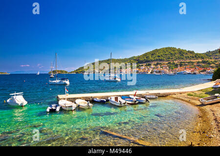 Türkis Strand und einem kleinen Hafen auf Vis Stockfoto