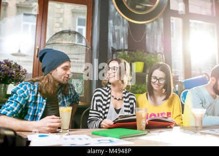 Freunde im Cafe arbeiten Stockfoto