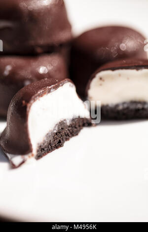Vanilleeis Bonbons in Schokolade Stockfoto