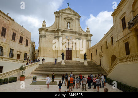 Victoria, Malta - 30. Oktober 2017: Menschen zu Fuß vor der Kirche an der Victoria auf der Insel Gozo, Malta Stockfoto