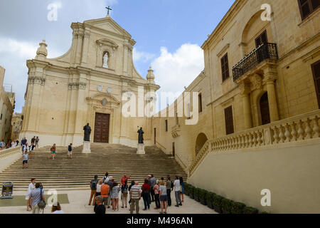 Victoria, Malta - 30. Oktober 2017: Menschen zu Fuß vor der Kirche an der Victoria auf der Insel Gozo, Malta Stockfoto