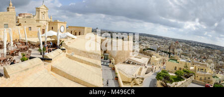 Victoria, Malta - 30 Oktober 2017: Die Menschen in einem Restaurant von Victoria auf der Insel Gozo, Malta Essen Stockfoto