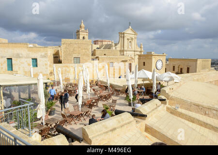 Victoria, Malta - 30 Oktober 2017: Die Menschen in einem Restaurant von Victoria auf der Insel Gozo, Malta Essen Stockfoto