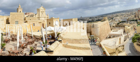 Victoria, Malta - 30 Oktober 2017: Die Menschen in einem Restaurant von Victoria auf der Insel Gozo, Malta Essen Stockfoto