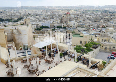 Victoria, Malta - 30 Oktober 2017: Die Menschen in einem Restaurant von Victoria auf der Insel Gozo, Malta Essen Stockfoto