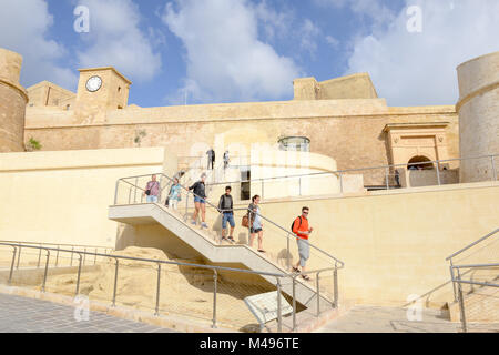 Victoria, Malta - 30. Oktober 2017: Leute, die in der Zitadelle von Victoria auf der Insel Gozo, Malta Stockfoto