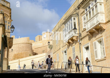 Victoria, Malta - 30. Oktober 2017: Leute, die in der Zitadelle von Victoria auf der Insel Gozo, Malta Stockfoto