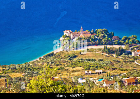 Kirche und Strand in Bol Luftaufnahme Stockfoto