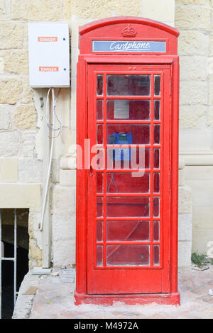 Rote Telefonzelle in der mittelalterlichen Altstadt von Victoria auf der Insel Gozo, Malta Stockfoto