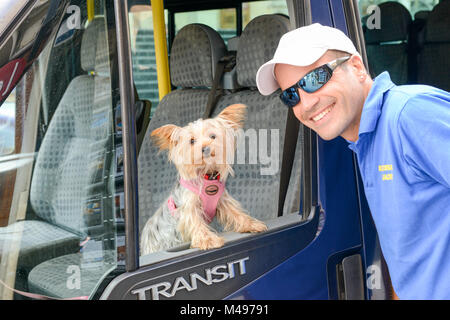 Victoria, Malta - 30. Oktober 2017: Fahrer mit seinem Hund an einem Bus an der Victoria auf der Insel Gozo, Malta Stockfoto