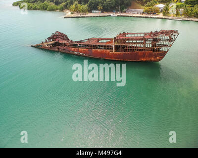 Rostigen Schiffswrack im Hafen Stockfoto