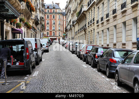 Paris, Frankreich - Typische alte Straße der Stadt. Autos entlang der gepflasterten Weg geparkt. Stockfoto