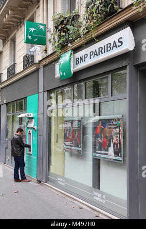 PARIS - Juli 23: BNP Paribas Bank Filiale am 23. Juli 2011 in Paris, Frankreich. Durch die Fusion im Jahr 2000 gegründet, ist die Bank derzeit weltweit größten durch Stockfoto