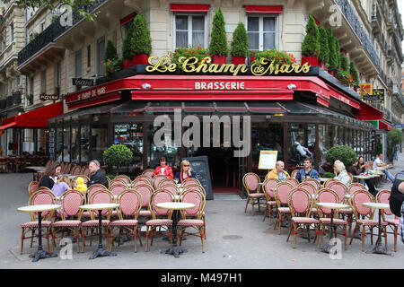 PARIS, Frankreich, 21. JULI 2011: Le Champ de Mars cafe in Paris, Frankreich. Le Champ de Mars Cafe ist ein typisches Hotel für Paris, einem der größten metr Stockfoto