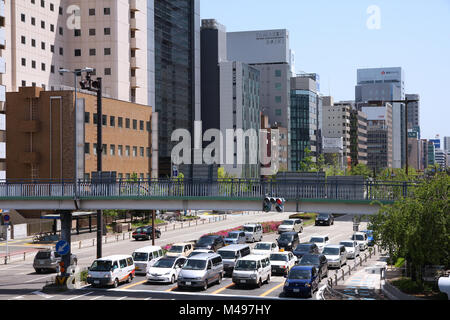 NAGOYA, Japan - 28. APRIL 2012: Leute fahren in dichtem Verkehr in Nagoya, Japan. Mit 589 Fahrzeugen pro Kopf, Japan ist unter den meisten motorisierten Ländern Stockfoto