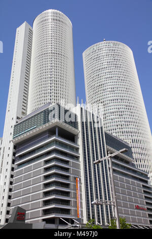 NAGOYA, Japan - 28. APRIL 2012: JR Central Towers von Bahnhof Nagoya in Japan. Bahnhof Nagoya ist das größte Gebäude in der Welt von Spa Stockfoto