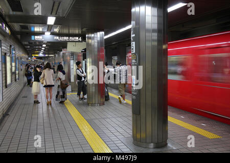 NAGOYA, Japan - 28. April: Pendler warten Nagoya U-Bahn am 28. April 2012 in Nagoya, Japan. Nagoya U-Bahn ist unter den Top 30 verkehrsreichsten Metro systems wor Stockfoto