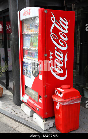 KYOTO, Japan - 15. April: Coca-Cola Automaten am 15. April 2012 in Kyoto, Japan. Nach Milward Braun Forschung Coca-Cola war 6. Die meisten valua Stockfoto