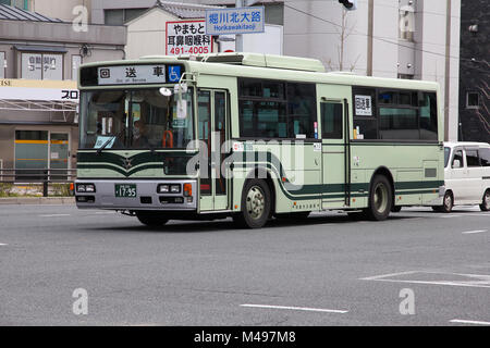 KYOTO, Japan - 15. April: Hino Bus am 15. April 2012 in Kyoto, Japan. Hino Motors besteht seit 1942, beschäftigt 9.500 Mitarbeiter (2008) und ist Teil der Toyota Stockfoto