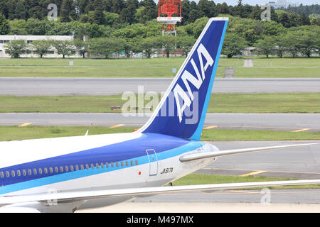 Tokio - Mai 12: All Nippon Airways (ANA) Boeing 767 Am 12. Mai 2012 im Internationalen Flughafen Narita, Tokio. ANA ist eine der größten Fluggesellschaften der Japan wi Stockfoto