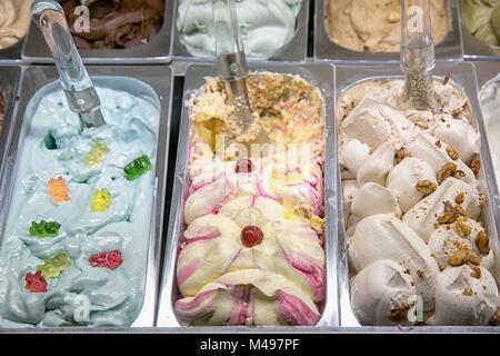 Vielzahl von leckeren Eis unter Einkaufen Fenster Stockfoto