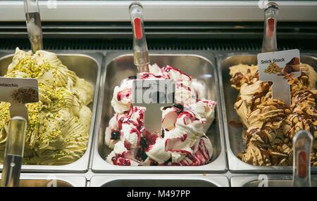 Vielzahl von leckeren Eis unter Einkaufen Fenster Stockfoto