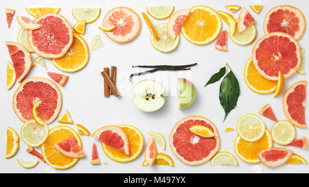 Eingestellt von Zitrusfrüchten mit Blättern auf weißem Hintergrund Stockfoto