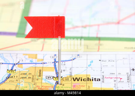 Wichita, Kansas. Red Flag Pin auf einer alten Karte anzeigen Reiseziel. Stockfoto