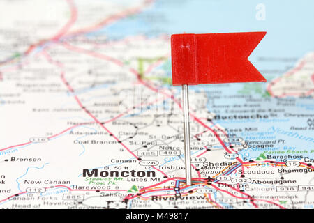 Moncton, New Brunswick, Kanada. Red Flag Pin auf einer alten Karte anzeigen Reiseziel. Stockfoto